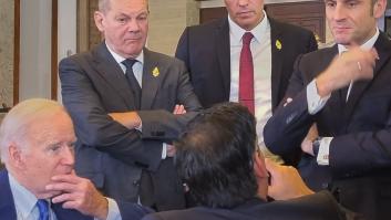 Rafael Hernando muestra lo que se ve en esta foto al ampliar el ángulo y se le vuelve en contra