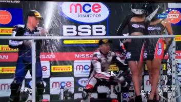 Las sexistas imágenes de un piloto 'festejando' su victoria con una azafata