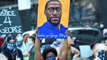 La familia de Floyd se arrodilla frente a la corte que juzga su muerte