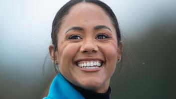 Una periodista de la BBC planta cara a la FIFA y a Qatar llevando el brazalete arcoíris en directo