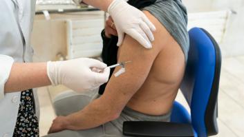 Quién sí se va a vacunar con AstraZeneca en España a partir de ahora