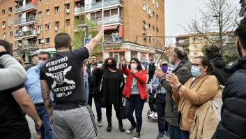 La mujer de rojo conquista Twitter gracias a lo que les hizo a los neonazis que increparon a Iglesias