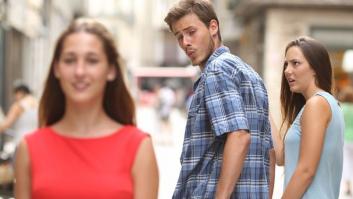 ¿Recuerdas el meme del novio mirando a otra? Pues al protagonista no le puede ir peor la vida