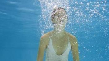 ¿Por qué se nos ponen los ojos rojos en la piscina? No es sólo por el cloro, es peor