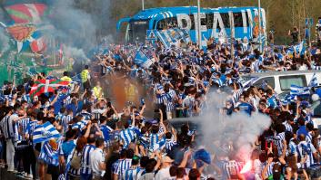 Miles de hinchas de la Real desoyen las medidas anticovid en la salida del equipo hacia Sevilla