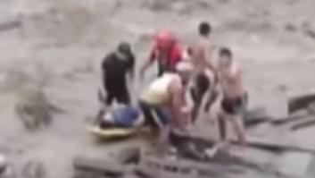 Cinco ahogados y decenas de desaparecidos al derrumbarse un puente en Perú