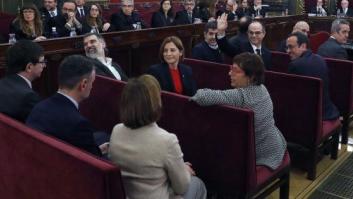 ¿Qué símbolos lucen los acusados en el juicio?