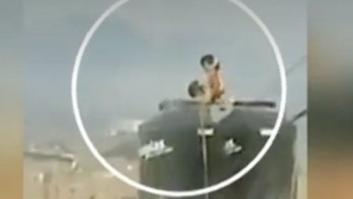 Detienen a una madre en Perú por golpear y encerrar a sus hijas de 2 y 10 años de edad en un tanque de agua