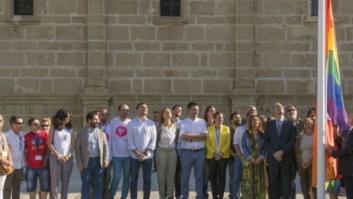 El Parlamento andaluz iza la bandera arcoíris