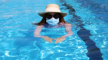 La chuleta definitiva de cuándo hay que llevar mascarilla en playas y piscinas
