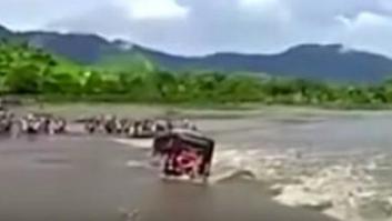 La imprudencia del conductor de este autobús, a punto de causar una tragedia en Perú