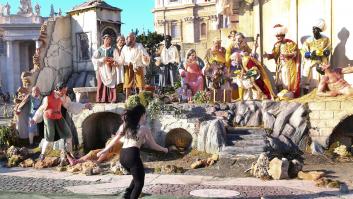 Una activista de Femen intenta llevarse al Niño Jesús del belén del Vaticano al grito de "Dios es mujer"