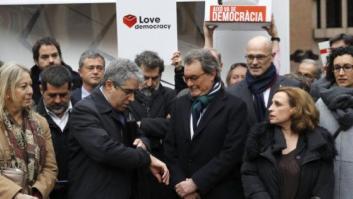 Mas y miembros del Govern apoyan a Homs con una urna de cartón gigante ante su juicio en el TS