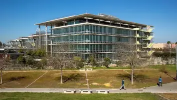 La Guardia Civil registra la sede de Abengoa en Sevilla