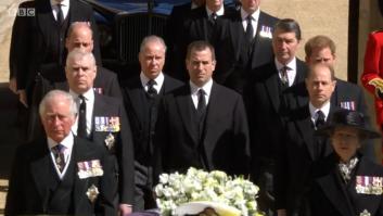 El mundo entero se ha fijado en lo obvio en esta imagen en la que aparecen Harry y Guillermo