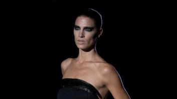 La modelo Laura Sánchez se ríe de su caída en un desfile de la MBFWM
