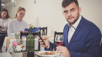 Se queja de que "no puede defecar tranquilo" y el restaurante le da la respuesta más contundente