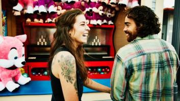 Seis señales del lenguaje corporal a las que prestar atención en la primera cita