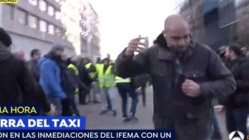 Agresión en directo a un periodista de 'Espejo Público': "¡La cámara ni se toca!"