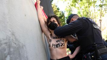 Activistas de FEMEN se manifiestan en el colegio electoral de Rocío Monasterio