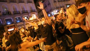 Sin mascarilla ni distancia celebrando el fin del estado de alarma: las imágenes que indignan en redes