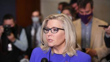 Sola ante el peligro: la congresista republicana Liz Cheney desafía a Donald Trump
