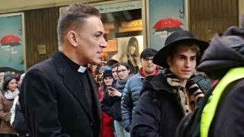 ¿Por qué Kiko Hernández ('Sálvame') se pasea por la calle vestido de cura?