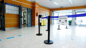 Una enfermera denuncia el estado de la sanidad en Madrid con el cartel puesto en un ambulatorio