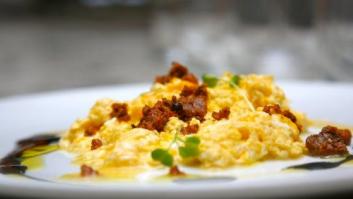 Huevos rotos, oricios (erizos de mar) y salsa de chipirones