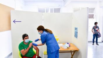 Por qué es tan difícil elegir entre Pfizer y AstraZeneca