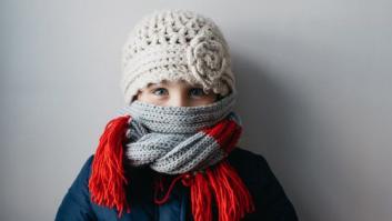 Por qué llevar abrigo en un sitio cerrado le hará sentir más frío al salir a la calle