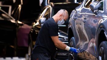 Un hombre tropieza con un tesoro automovilístico oculto en un viejo granero: cuando lo lava, descubre la triste verdad