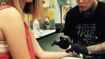 El nuevo tatuaje de moda: el punto y coma une a personas con problemas psíquicos