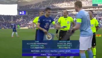 Multitud de comentarios por lo que ha hecho el árbitro español Mateu Lahoz antes del Chelsea-City