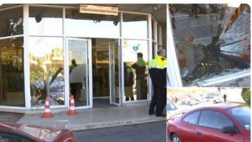 Un hombre estrella su coche contra el acceso principal de TV3 en Barcelona