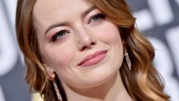 Emma Stone grita "lo siento" durante la gala de los Globos de Oro por su papel en 'Aloha'