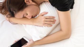 Hay buenas razones por las que deberías desterrar al móvil de tu cama