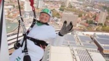 Tiene 101 años y hace rápel por una buena causa