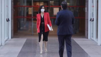 En los pasillos de la Asamblea: regalos repetidos, nervios y las vacaciones de Ayuso