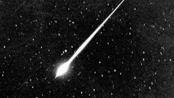 Una bola de fuego brillante como una luna llena sobrevuela Cuenca