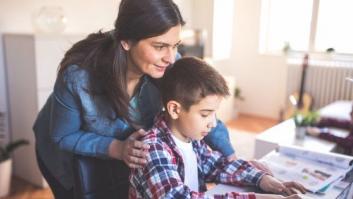 Los padres deben enseñar a sus hijos lo que es el ciberacoso igual que les enseñan a cruzar la calle