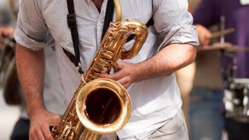 Un músico callejero de A Coruña triunfa con lo que hizo al ver una mesa de Vox a su lado