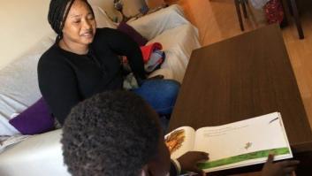 Una madre se reúne con su hijo de cuatro años a los siete meses de llegar en pateras diferentes