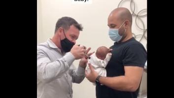 Estupor entre la comunidad médica por lo que hace este quiropráctico a un bebé de seis días