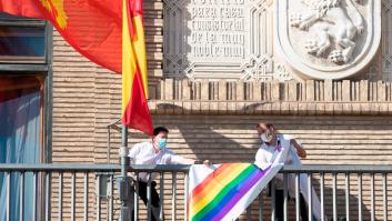 Un juez obliga al Ayuntamiento de Zaragoza a retirar una pancarta con la bandera LGTBI