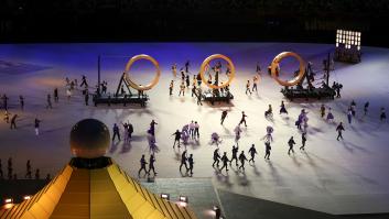 Lo que ocurría junto al estadio de Tokio no se ha visto en televisión, pero las imágenes corren rápido