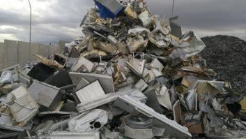 Rodeados de montañas de basura electrónica