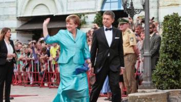 Merkel se cae al suelo al romperse una silla en Baviera