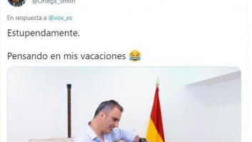 Ortega Smith caldea los ánimos con esta foto y con el papel que está mirando
