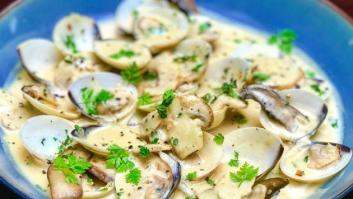 Almejas y setas en crema de coco y curry rojo